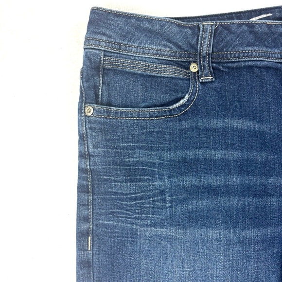 Seven 7 Med Midrise Wash Embroider Faded Whiskered Stretch Denim Shorts Size 12 - Picture 3 of 10